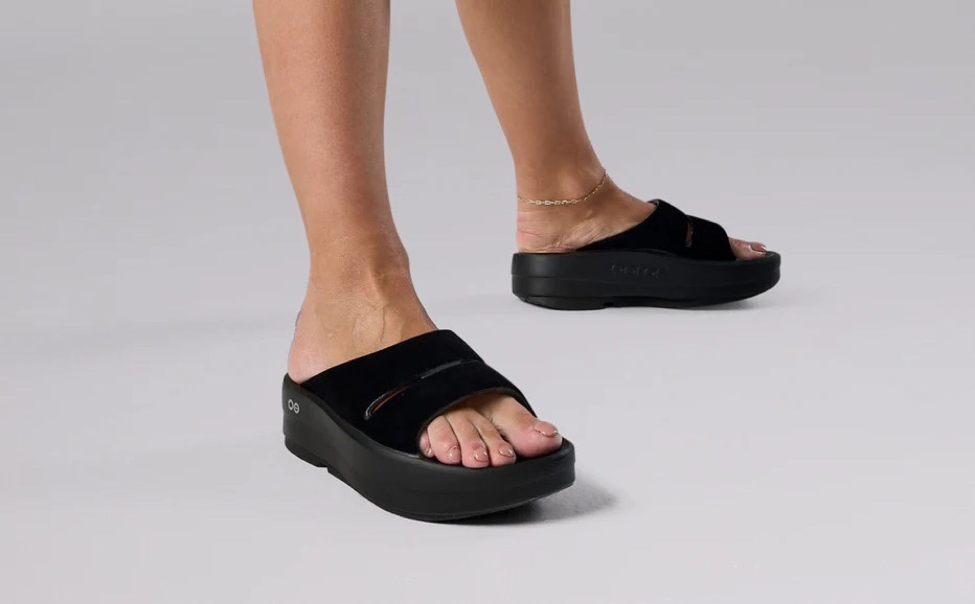 WOMEN'S OOMEGA OOAHH POSH SANDAL - BLACK 1113 | OOFOS