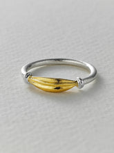 Load image into Gallery viewer, Kissing Seed Ring | Alex Monroe